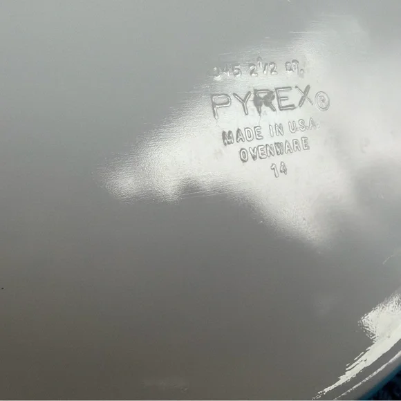 Pyrex Snowflake design lg 2.5 qt casserole dish, with white intact lid. - Picture 5 of 12